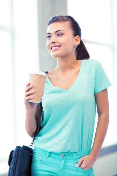 Student håller ta bort kaffekopp — Stockfoto