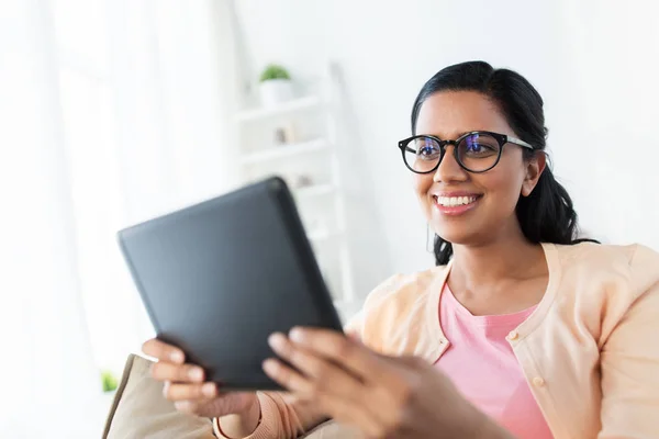Mujer india feliz con la tableta PC en casa — Foto de Stock