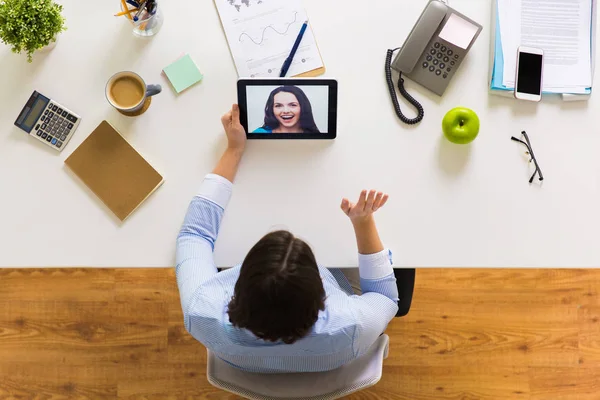 Manos de mujer de negocios con tableta PC en la oficina — Foto de Stock