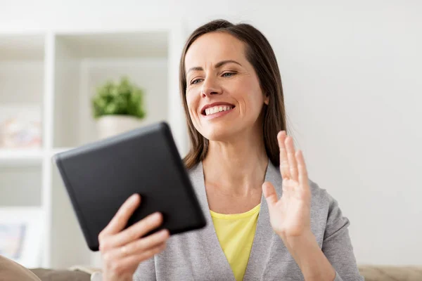 Felice donna avendo video chat su tablet pc a casa — Foto Stock