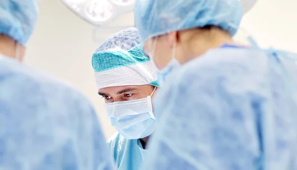 Groupe de chirurgiens en salle d'opération à l'hôpital — Photo