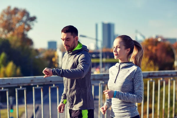 Couple running over city highway bridge — Stock Photo, Image