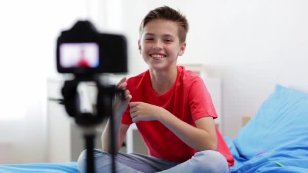 Menino feliz com câmera de gravação de vídeo em casa — Vídeo de Stock