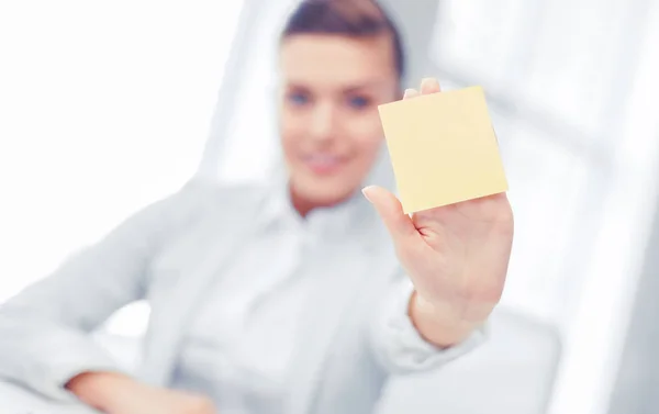 Mujer de negocios sonriente mostrando nota adhesiva —  Fotos de Stock