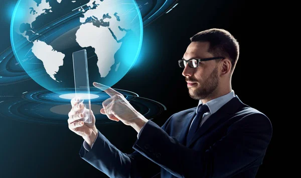 Бизнесмен с планшетным ПК и виртуальным глобусом — стоковое фото