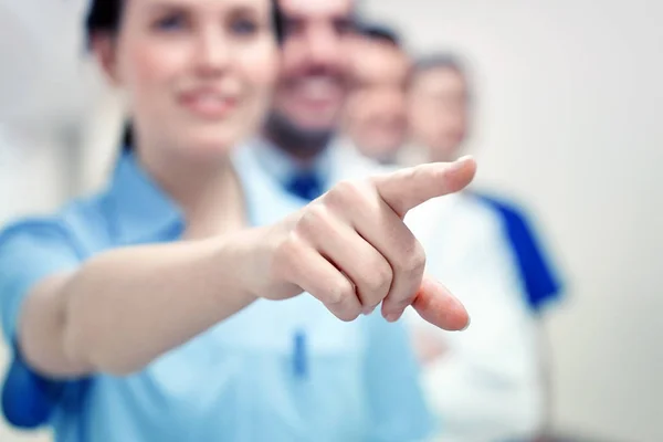 Закрытие врача, указывающего пальцем на больницу — стоковое фото