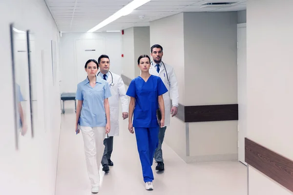 Grupo de médicos ou médicos andando ao longo do hospital — Fotografia de Stock