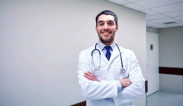 Χαμογελαστός ο γιατρός με το στηθοσκόπιο στο νοσοκομείο — Φωτογραφία Αρχείου