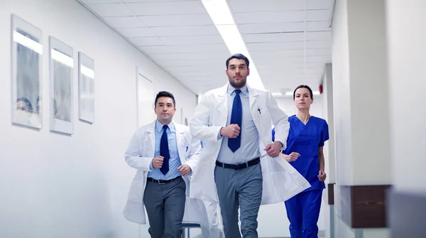 病院を歩いている医者のグループ — ストック写真