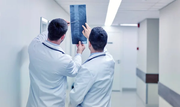 Médicos com radiografia de coluna no hospital — Fotografia de Stock