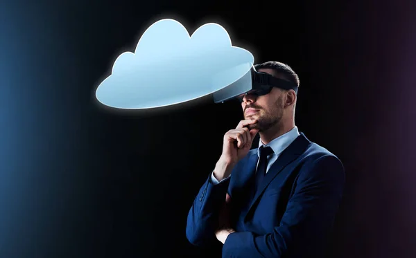 Podnikatel v soupravu pro virtuální realitu s cloudem — Stock fotografie