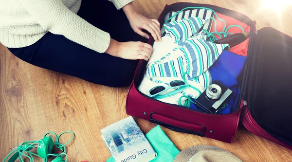 Primer plano de la mujer embalaje bolsa de viaje para vacaciones — Foto de Stock