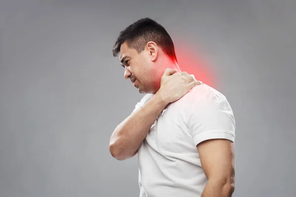 Hombre infeliz que sufre de dolor de cuello — Foto de Stock