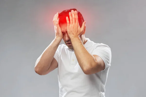 Uomo infelice che soffre di mal di testa — Foto Stock