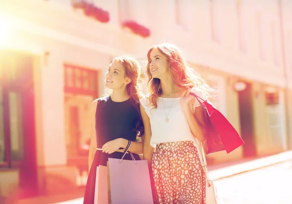 Donne felici con le borse della spesa a piedi in città — Foto Stock