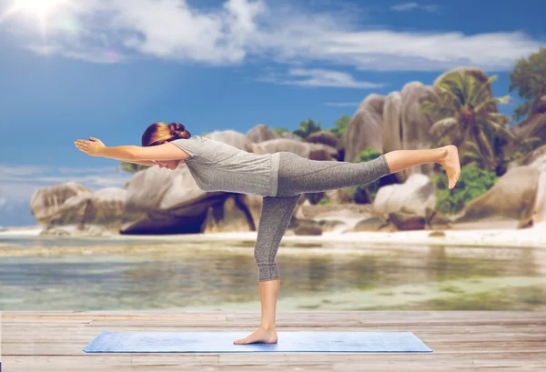 Kvinnan gör krigare yogaställning på halv-bent utomhus — Stockfoto