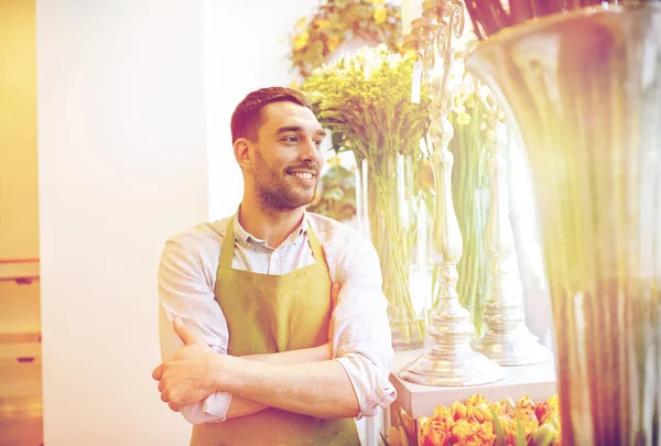 Feliz florista sonriente hombre de pie en la tienda de flores —  Fotos de Stock