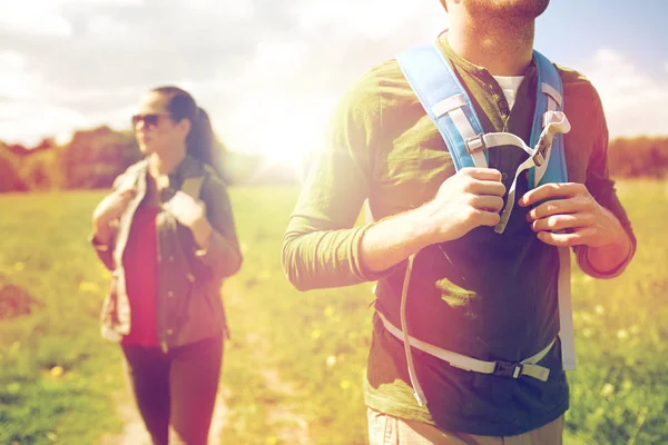 Close up de casal com mochilas caminhadas ao ar livre — Fotografia de Stock