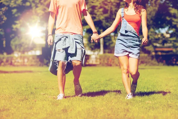 Szczęśliwa para nastoletnich spaceru w parku lato — Zdjęcie stockowe
