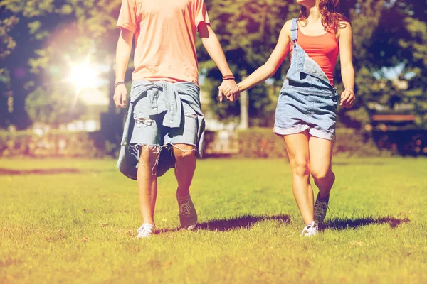 Feliz casal adolescente andando no parque de verão — Fotografia de Stock