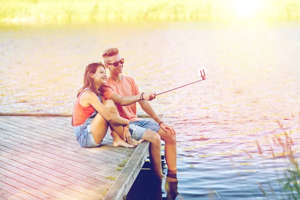 Feliz adolescente pareja tomando selfie en smartphone — Foto de Stock