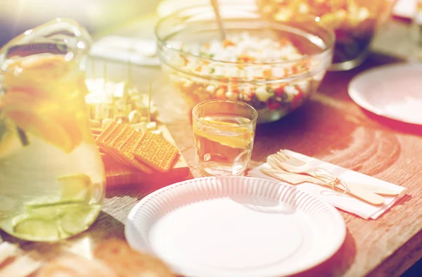 Mesa con comida para la cena en la fiesta del jardín de verano — Foto de Stock