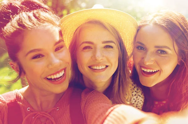 Šťastné ženy nebo přátelé pořizování selfie v létě — Stock fotografie