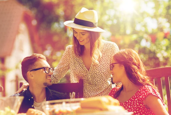 Amici felici che cenano alla festa estiva in giardino — Foto Stock