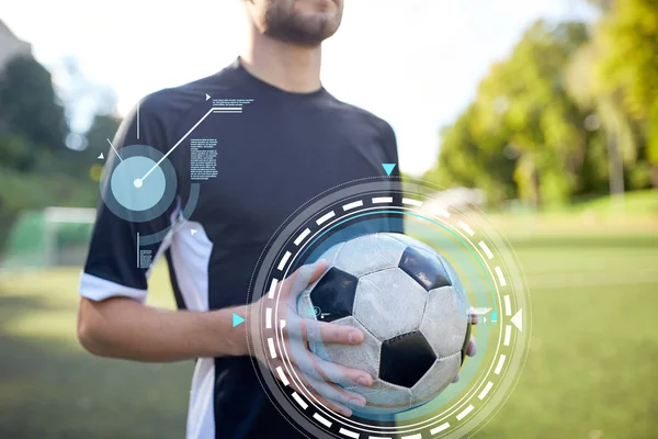 Primer plano del jugador de fútbol con el fútbol en el campo —  Fotos de Stock