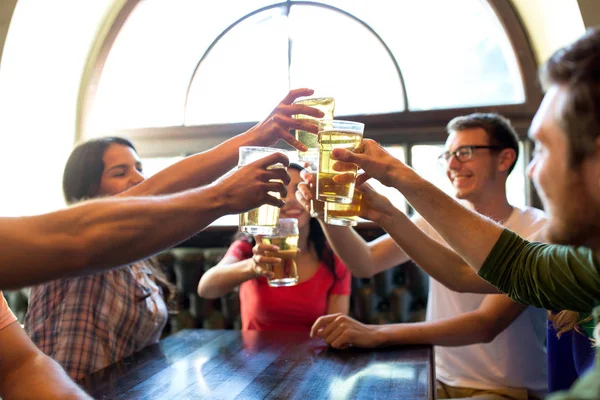 Szczęśliwy znajomych do picia piwa w barze lub pubie — Zdjęcie stockowe