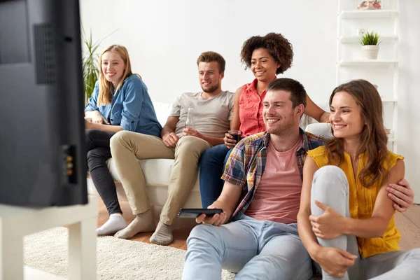 Mutlu arkadaş grubu evde uzaktan izlerken tv — Stok fotoğraf