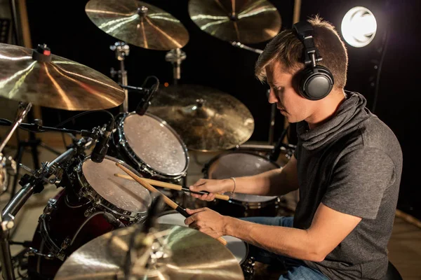 Músico masculino tocando bateria e címbalos em concerto — Fotografia de Stock