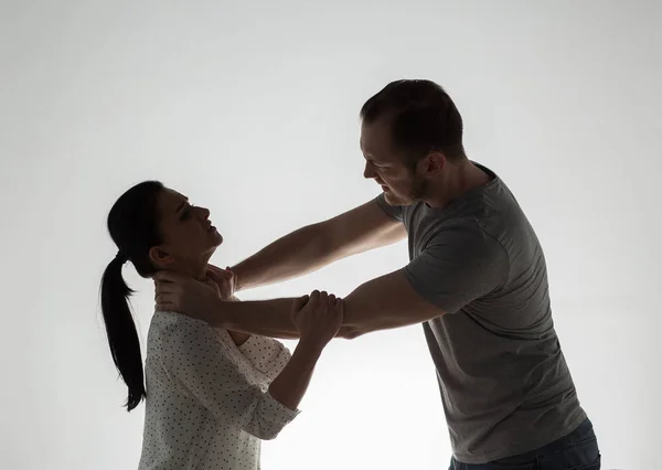 Pareja teniendo pelea y hombre asfixia mujer —  Fotos de Stock