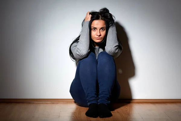 Mulher infeliz chorando no chão em casa — Fotografia de Stock