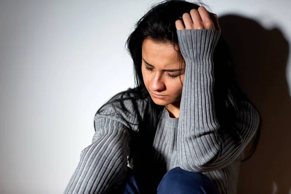 Ongelukkige vrouw huilen op verdieping — Stockfoto