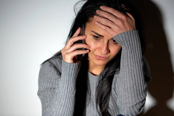 泣いている女性がスマート フォンを呼び出すのクローズ アップ — ストック写真