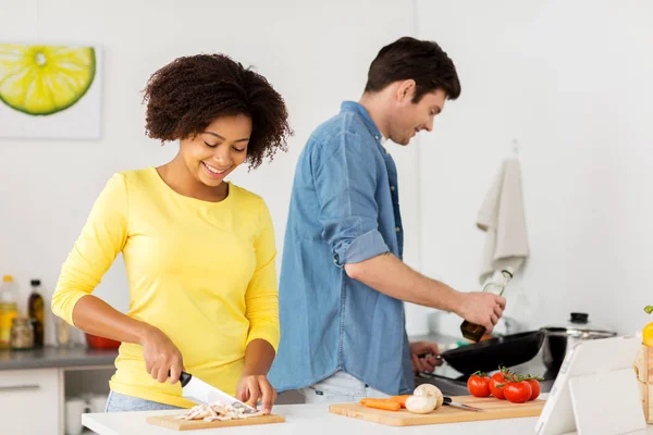 Glückliches Paar kocht Essen in der heimischen Küche — Stockfoto