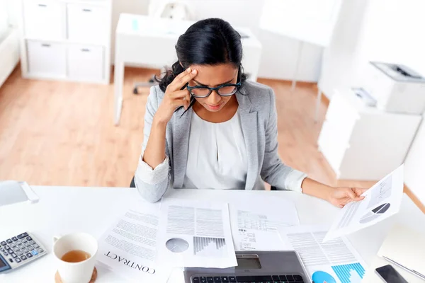 Femme d'affaires avec ordinateur portable travaillant au bureau — Photo