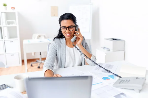 O femeie de afaceri care sună la birou la birou — Fotografie, imagine de stoc