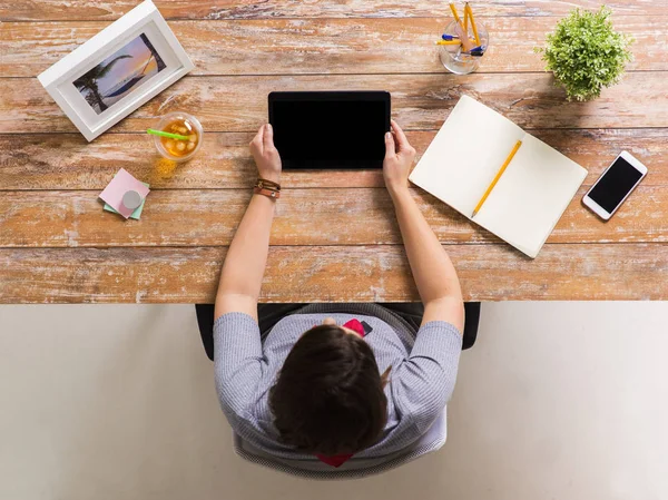 Женщина с планшетным ПК и ноутбуком за рабочим столом — стоковое фото