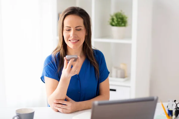 Frau benutzt im Büro Diktiergerät auf Smartphone — Stockfoto