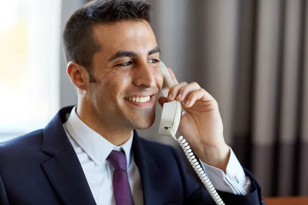 Hombre de negocios llamando por teléfono en el hotel u oficina —  Fotos de Stock