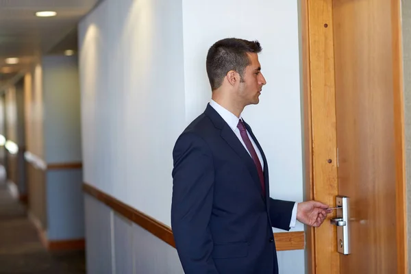 Businessman with keycard at hotel or office door — Stock Photo, Image