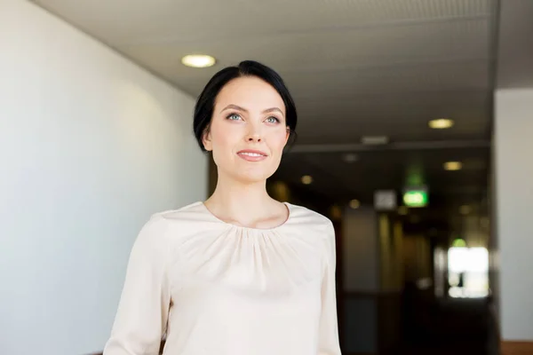 Šťastná žena na chodbě v hotelu — Stock fotografie