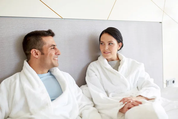 Pareja feliz en la cama en casa o habitación de hotel — Foto de Stock