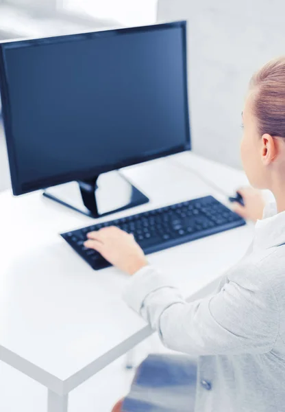Zakenvrouw met computer in kantoor — Stockfoto