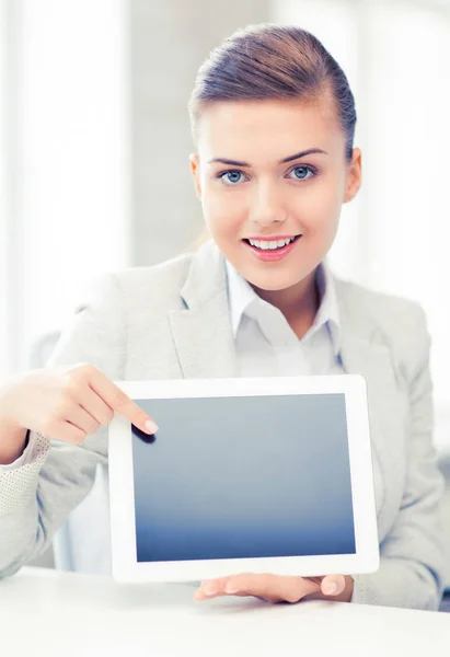 Affärskvinna med TabletPC i office — Stockfoto