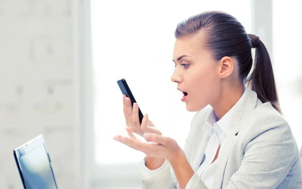 Mujer gritando en el teléfono inteligente —  Fotos de Stock