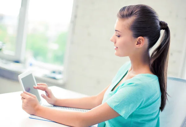 Muchacha atractiva estudiante usando tableta pc — Foto de Stock