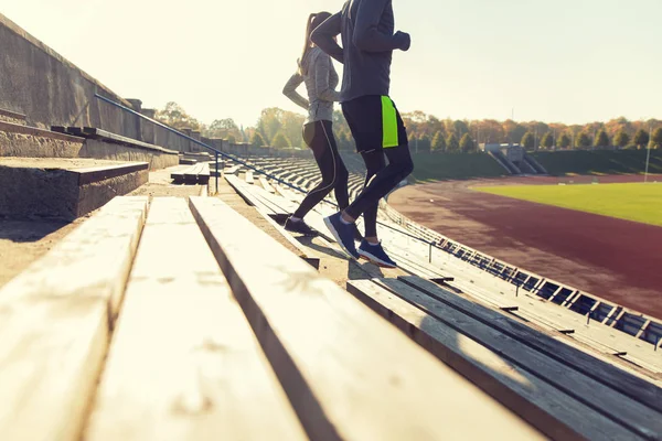 Nahaufnahme von Paar, das im Stadion die Treppe hinunterläuft — Stockfoto